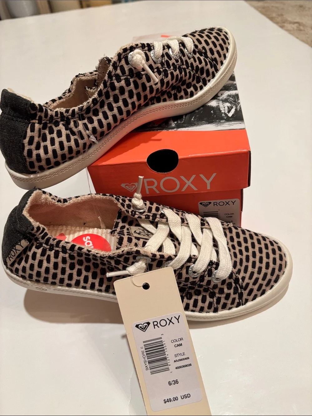 NWT Roxy bayshore II Beige and Black Patterned Lace-Up Sneakers 6 surf squish
